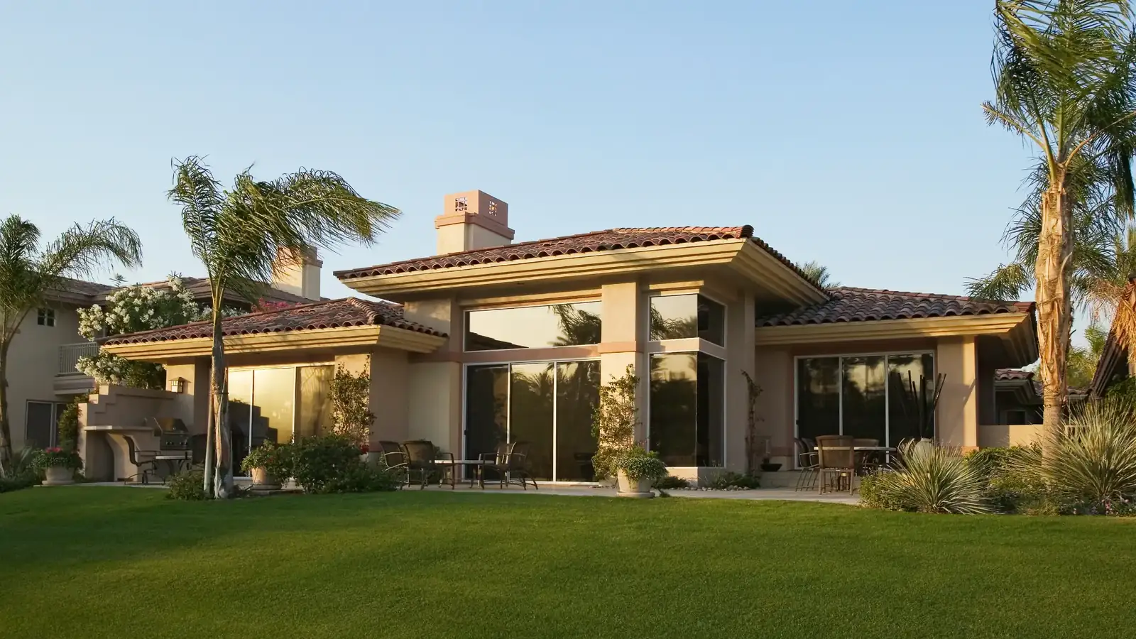 Villa de lujo con jardín mediterráneo, césped perfecto y palmeras en la Costa del Sol