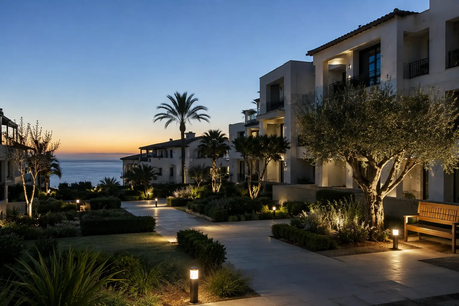 Villa contemporánea con jardín iluminado al anochecer